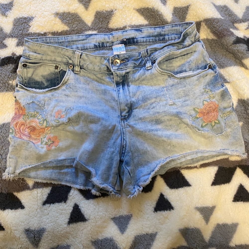 Time & Tru Jean Shorts With Rose Embroidery. Women’s Size 16.